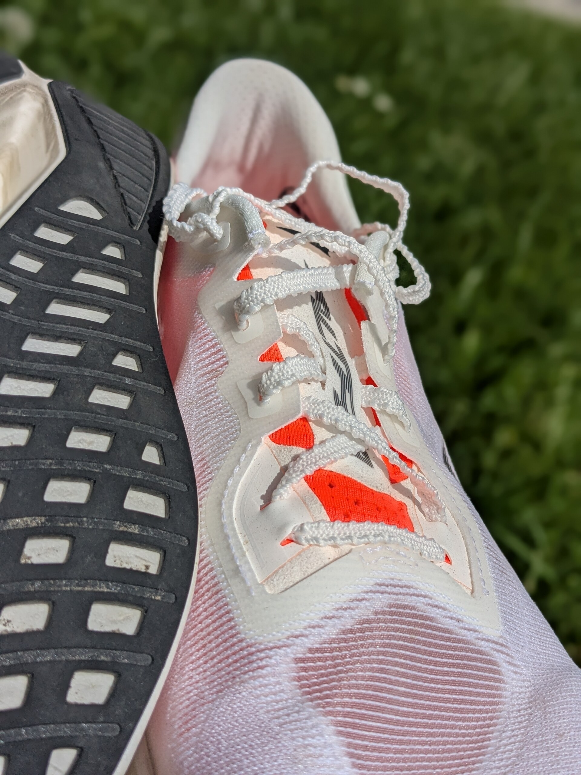 Altra Vanish Carbon 3 ribbed laces and thin tongue