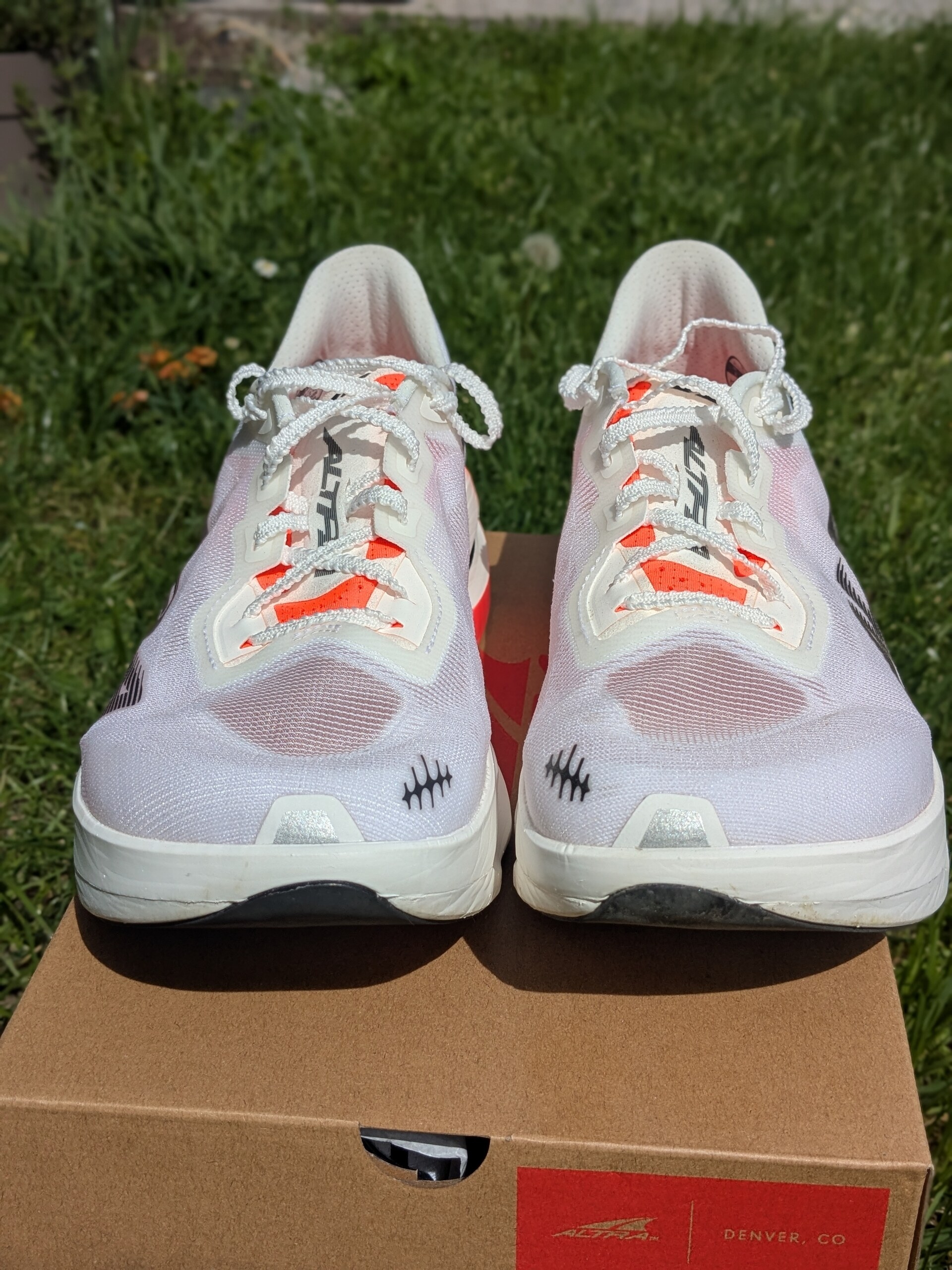 Altra Vanish Carbon 3 toe box seen from the front on the shoe box
