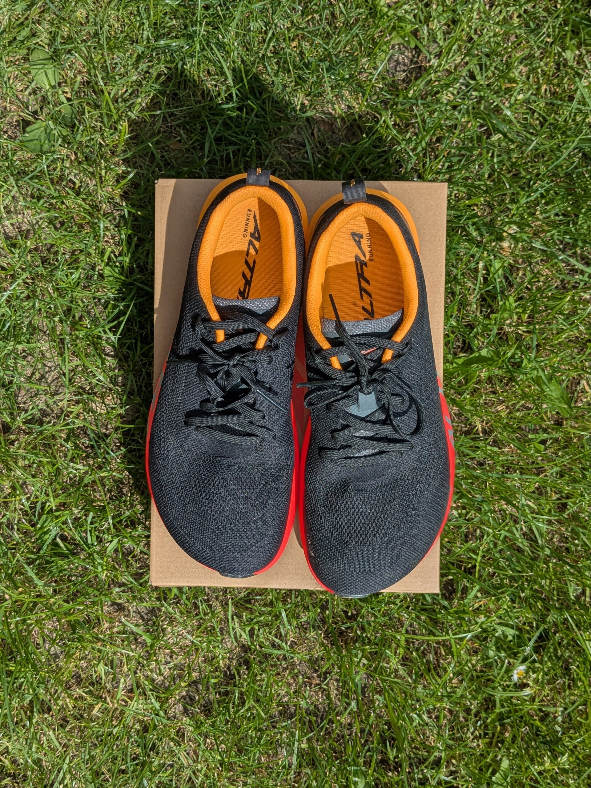 Altra Vanish Pulse pair viewed from above on the shoe box